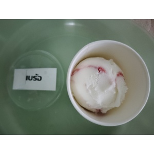 ภาพนี้แสดงถ้วยไอศกรีมขนาดเล็กวางอยู่บนถาดสีเขียวอ่อน
ในถ้วยบรรจุไอศกรีมสีขาวที่มีลายหรือริ้วสีแดงอมชมพูแทรกอยู่เป็นบางจุด ดูคล้ายกับไอศกรีมรสวานิลลาหรือโยเกิร์ตผสมซอสเบอร์รี่ เช่น สตรอว์เบอร์รี่หรือราสป์เบอร์รี่
ด้านซ้ายของถ้วยมีป้ายกระดาษเล็ก ๆ ที่เขียนว่า
"เบร้อ"